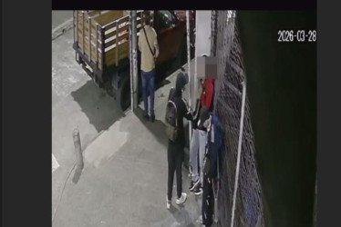 Foto de LA PATRIA  Emanuel (negro) estaba en una esquina con tres amigos y llegaron cinco sujetos, dos persiguieron y atacaron al hoy fallecido, con arma blanca, en la región torácica.