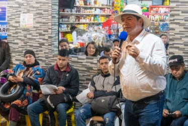 Félix Chica, durante un encuentro con la comunidad debido a su aspiración al Congreso. 