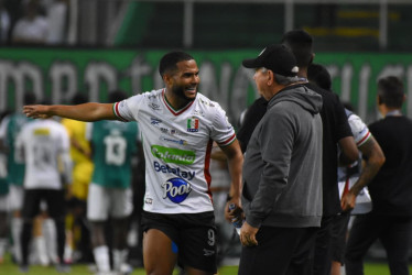 Hernán Darío Herrera, técnico del Once Caldas, le da una indicación a Felipe Gómez durante el partido que su equipo le ganó 2-0 al Deportivo Cali en Palmaseca.