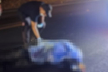 La versión del motociclista indica que el cadáver estaba tendido sobre la vía. 