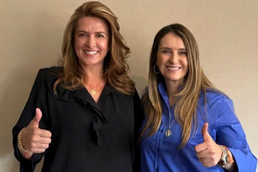 Juana Carolina Londoño, representante a la Cámara por Caldas del Partido Conservador, al lado de Paloma Valencia, candidata a la Presidencia de Colombia.
