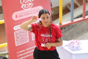 Juliana Toro, cofundadora del colectivo Revolución Roja, indica que  la educación es la base de la soberanía de los cuerpos “la pobreza menstrual no solamente es carecer de los productos, sino de información”.