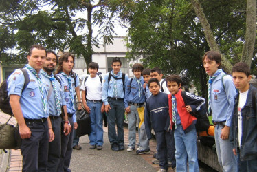 Esta fotografía se tomó a los integrantes del Grupo IV Pirsas antes de que salieran a su excursión.  