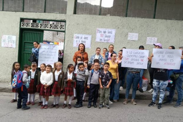 Fotos I Cortesía I LA PATRIA  Padres e hijos, estos últimos de primaria, protestan para reclamar porque desde la Gobernación ordenaron fusionar dos grados en uno. Consideran que la decisión atenta contra el bienestar y la calidad educativa.