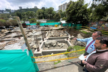Foto I Cortesía Alcaldía I LA PATRIA  En el 10% van las obras para el colegio Mariscal Sucre, en el barrio La Toscana de Manizales. El secretario de Educación, Andrés Felipe Betancourt, y el rector, Óscar Iván Franco, pasan revista a los trabajos.