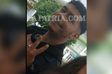 El joven murió en el lugar, pese al esfuerzo de las personas que lo acompañaban.