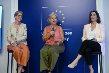 La embajadora de Francia en Uruguay, Virgine Biouteu (i); la directora del Instituto Nacional de las Mujeres, Mónica Xavier (c); y la directora de Programas en ONU Mujeres Uruguay, Magdalena Furtado, hablan en un panel durante el encuentro 'Generando economía con equidad' este jueves, en Montevideo (Uruguay). 