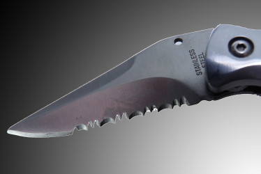 Las autoridades le incautaron a la mujer los dos cuchillos con los que pretendía hacerle daño a su víctima.