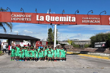 Los 36 niños viajaron con 24 adultos para hacer la gira amistosa con clubes de Buenos Aires, Argentina 