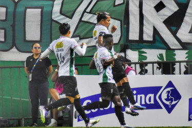 Dayro Moreno (c) celebra el primer gol del Once Caldas en la victoria 0-2 ante el Deportivo Cali. El goleador marcó su primer tanto en Palmaseca y llevó al Blanco al liderato de la Liga.