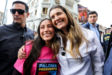 Mujeres portaron camisetas alusivas a la candidata y una de ellas logró foto con Paloma Valencia.