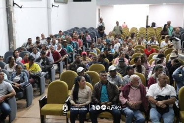  Fotos I Facebook alcaldías I LA PATRIA  Dos municipios de Calda avanzan en proyectos como el de estufas ecoeficientes y sembrado de red para llevar gas a las casas.