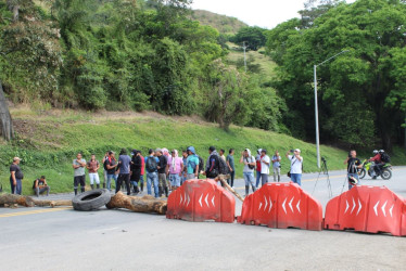 Mineros protestan en la vía Manizales - Medellín y cerraron la vía. Por el momento no hay paso entre ambos departamentos. Piden tomar vías alternas. 