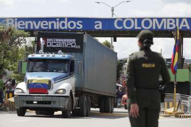 Fotografía de archivo del 26 de septiembre del 2022 que muestra un camión cruzando el puente Simón Bolívar desde Colombia hacia Venezuela durante un acto de reapertura de la frontera entre los dos países en Cúcuta (Colombia).