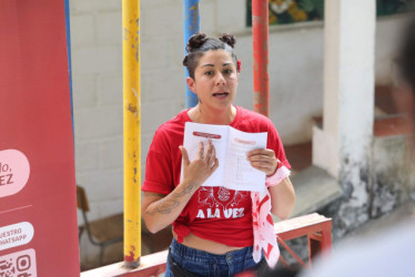 “Si las niñas no tienen un espacio seguro para experimentar su menstruación, lo van a vivir desde algo malo, sucio y por ende enfermo”., indica Ana Bolena, cofundadora de Revolución Roja analiza la importancia de dejar de ver la menstruación como una enfermedad. 