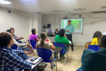 Programas comunitarios y campañas buscan prevenir trastornos emocionales y fortalecer redes de apoyo en la ciudad.