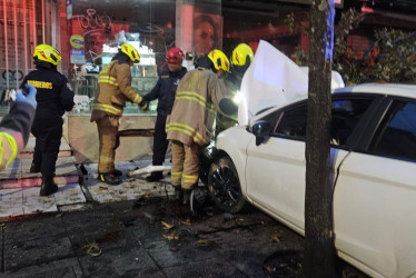 Fotos de LA PATRIA  Accidente en la avenida Santander con calle 52 de Manizales, sentido Centro - El Cable este lunes (30 de marzo).