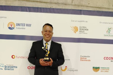  Fotos I Facebook Alcaldía de Supía LA PATRIA  Carlos Mario Díaz Moreno, el profesor caldense que logra prestigioso reconocimiento por su labor.