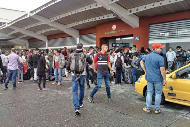 Autoridades intensifican controles en la Terminal de Armenia y el aeropuerto El Edén ante el aumento de viajeros en Semana Santa.