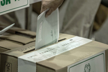 A la mujer la sorprendieron tras ofrecerles supuestamente $100 mil a dos ciudadanas.