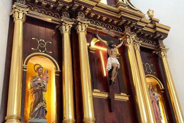 Así luce en todo su esplendor el retablo del templo Nuestra Señora del Rosario de Aranzazu, después de su restauración.