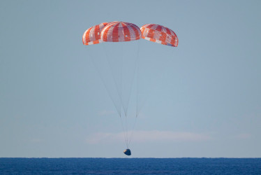 La cápsula Orión de la misión Artemis II desciendió este viernes (10 de abril) en paracaídas sobre el Océano Pacífico, cerca de San Diego (California), tras completar un viaje histórico de 10 días alrededor de la Luna. 