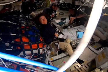 La nave Orión de Artemis II restableció comunicación con el centro de control de la NASA en Houston (Texas) a las 6:24 p. m. hora Colombia, tras pasar 40 minutos mientras sobrevolaba la cara oculta de la Luna. 