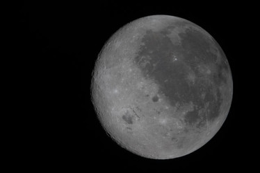 La cápsula Orión de la misión Artemis II de la NASA entró este lunes en la órbita lunar y experimentó uno de sus puntos de máxima expectación durante su paso por la cara oculta de la Luna, cuando perdió las comunicaciones con la Tierra durante unos 40 minutos. 
