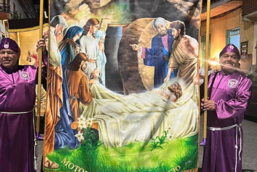 Los Motoristas de Riosucio no solo llevan sus estandartes, las imágenes religiosas y el anda, también transportan su fe durante las procesiones.