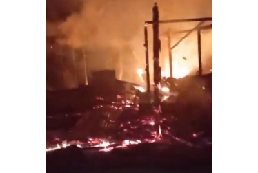 El ataque con explosivos generó terror en la población, provocando el desplazamiento forzado masivo al casco urbano en busca de refugio y protección. 