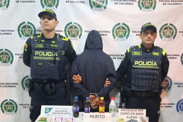 Fotos| Policía| LA PATRIA  Gracias a la reacción oportuna, los uniformados lograron la interceptación y captura en flagrancia del hombre, a quien le hallaron varios elementos comestibles y bebidas.
