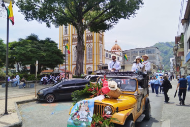 Los emblemáticos jeeps, cargados de identidad cafetera, fueron el alma del desfile por los 169 años de Chinchiná.