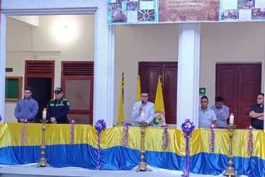 Con velas encendidas y un minuto de silencio, Aguadas rindió homenaje a las víctimas del conflicto armado. 