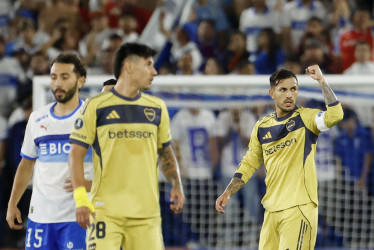 Leandro Paredes (d) de Boca celebra un gol este martes, en un partido de la Copa Libertadores entre Universidad Católica y Boca Juniors en el estadio Claro Arena en Santiago (Chile).