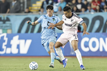 Felipe Faúndez (i) de O'Higgins disputa un balón con Radamel Falcao (d) de Millonarios este martes, durante un partido de la Copa Sudamericana entre O'Higgins y Millonarios en el estadio Codelco El Teniente, en Rancagua (Chile).