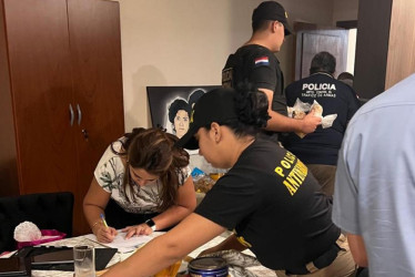 Fotografía cedida por Policía Nacional de Paraguay que muestra un operativo policial en la vivienda de la empresaria Dalia López este jueves, en Asunción (Paraguay). 