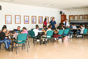 Un estudio en niños compara la conducta diaria con lo que pasa en el cerebro. Con videojuegos observan sus respuestas ante tareas que exigen atención, control de impulsos y toma de decisiones.