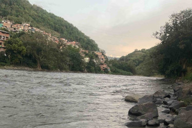 el río Cauca cambió de color a gris, alerta. 