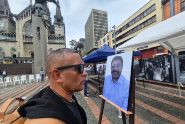 Se instalaron atriles conmemorativos con los nombres de educadores víctimas del conflicto armado