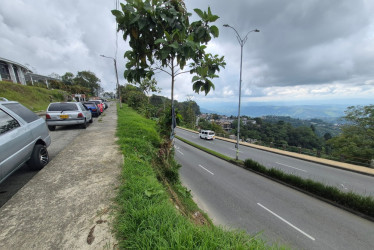 Faltan barandas al frente del restaurante El Peñón, peligro. 