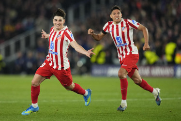 El delantero del Atlético de Madrid, Julián Álvarez (i), celebra tras conseguir el primer gol del equipo rojiblanco durante el encuentro correspondiente a la ida de los cuartos de final de la Liga de Campeones ante FC Barcelona este miércoles en el estadio Camp Nou.