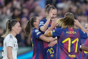 La delantera del FC Barcelona Caroline Graham Hansen (3i) celebra un tanto durante el encuentro correspondiente a la vuelta de los cuartos de final de la Champions femenina, disputado en el Camp Nou de Barcelona. 