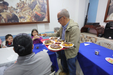 Desde el 2014, esta parroquia de Manizales mantiene una tradición silenciosa en la que alimenta a siete familias cada Miércoles Santo. Además, les abre estas posibilidades de ayuda.