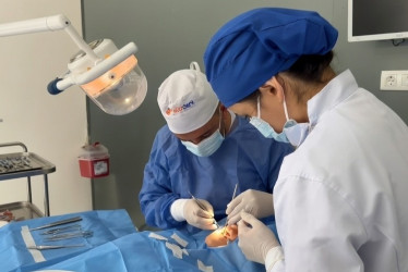 Cada procedimiento, desde la odontología general hasta la alta complejidad, se realiza bajo protocolos que priorizan al paciente con sus particularidades.