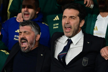 El seleccionador italiano Gennaro Gattuso y el, hasta este jueves, jefe de la delegación Gianluigi Buffon, en un partido de la repesca para la Copa Mundial de la FIFA 2026. Italia quedó afuera por tercera vez consecutiva.