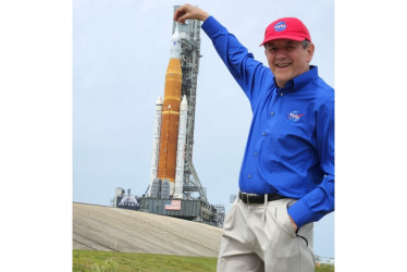 El científico colombiano Iván Ramírez Atehortúa integró la misión Artemis II y trabajó en el sistema de combustible del cohete que regresó al hombre a la órbita lunar. Tiene sus raíces en Caldas.