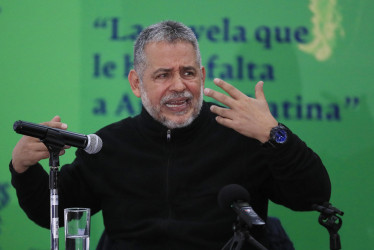 El escritor colombiano Mario Mendoza habla durante una rueda de prensa este jueves, en Bogotá (Colombia). Mario Mendoza realizó el lanzamiento de su más reciente novela ‘La hora de los lobos’ de la mano de Editorial Planeta.