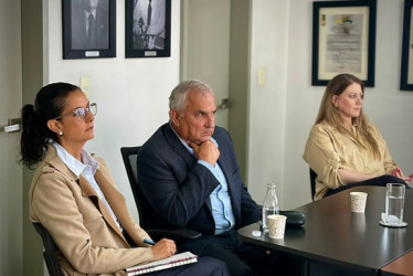 De izquierda a derecha: Lina María Ramírez, nueva directora ejecutiva de la Cruz Roja Colombiana - Seccional Caldas; Darío Gómez, presidente de la junta; y Sharim Toro Velásquez, como directora de Desarrollo Social y Humanitario.