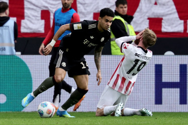 El colombiano Luis Díaz del Bayern Munich (izquierda) en acción contra Niklas Beste del Friburgo (derecha) durante el partido de la Bundesliga alemana entre el SC Friburgo y el FC Bayern Munich en Friburgo, Alemania, este 4 de abril del 2026.