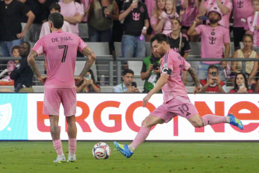 Rodrigo De Paul y Lionel Messi, dos de los jugadores extranjeros que tiene la MLS 2026. Acá, Messi le pega al balón en un partido entre Inter Miami y Austin FC en el estadio Nu, en Miami (Estados Unidos).